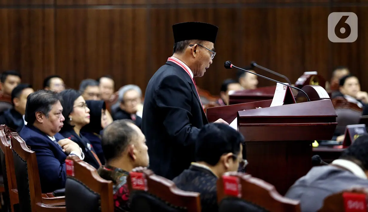 Menteri Koordinator Bidang Pembangunan Manusia dan Kebudayaan, Muhadjir Effendy saat menyampaikan kesaksiannya dalam sidang lanjutan sengketa Perselisihan Hasil Pemilihan Umum (PHPU) 2024 di Gedung Mahkamah Konstitusi (MK), Jakarta, Jumat (5/4/2024). (Liputan6.com/Angga Yuniar)