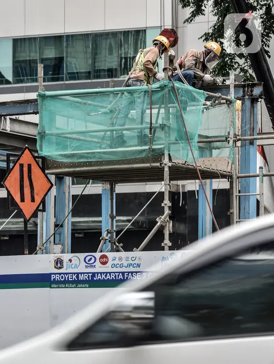 Para pekerja menyelesaikan pembongkaran Halte Transjakarta Bank Indonesia di Jalan MH Thamrin, Jakarta, Senin (18/1/2021). Halte tersebut dibongkar untuk kelanjutan proyek MRT Fase 2 CP201 rute Bundaran HI-Harmoni yang ditargetkan rampung pada Maret 2025. (merdeka.com/Iqbal S. Nugroho)