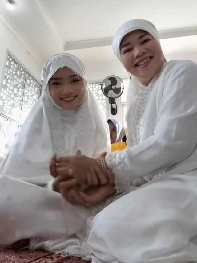 Wajah Selebritis dengan Riasan Wajah Minimalis saat Mengenakan Mukena Sholat Ied 2025.