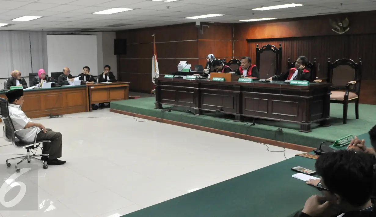 Eks Bupati Bangkalan Fuad Amin Imron menjalani sidang lanjutan di Pengadilan Tipikor, Jakarta, Senin (28/9/2015). Sidang beragendakan pembacaan tuntutan kepada Fuad Amin yang diduga melakukan suap jual beli gas alam. (Liputan6.com/Andrian M Tunay)