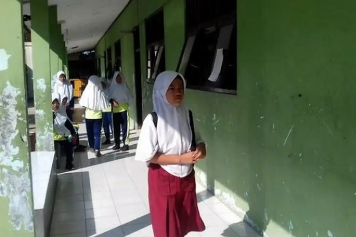 Tak Sanggup Beli Seragam, Bocah Ini Tetap Semangat Sekolah