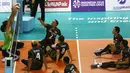 Tim voli duduk putra Iraq menghadang smash pemain Indonesia saat berhadapan pada pertandingan Asian Para Games di GBK, Jakarta, Senin (8/10). Indonesia kalah dari Iraq dengan skor 25-11, 25-10, dan 25-10. (Merdeka.com/Imam Buhori)