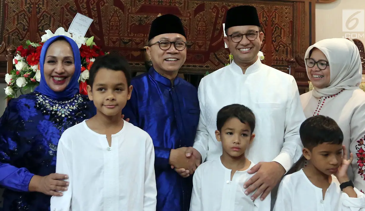 Ketua MPR Zulkifli Hasan beserta keluarga berfoto bersama dengan Gubernur DKI Jakarta terpilih Anies Baswedan saat open house Idul Fitri di rumah dinas Ketua MPR di Jakarta (25/6). (Liputan6.com/Johan Tallo)