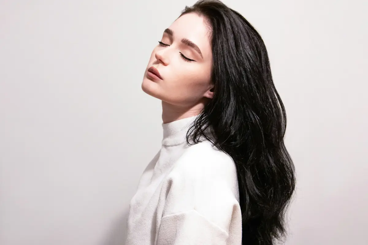 Wanita berambut hitam