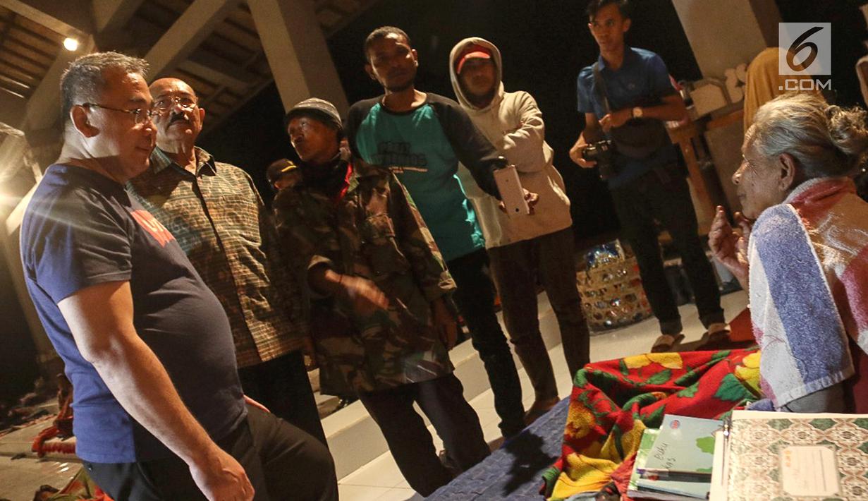 Mendes PDTT, berbincang dengan pengungsi Gunung Agung di UPTD Pertanian, Karangasem, Bali Sabtu (7/7). Sebanyak 3.200 pengungsi Gunung Agung menempati 29 titik yang tersebar di desa-desa. (Liputan6.com/HO/Hasan)