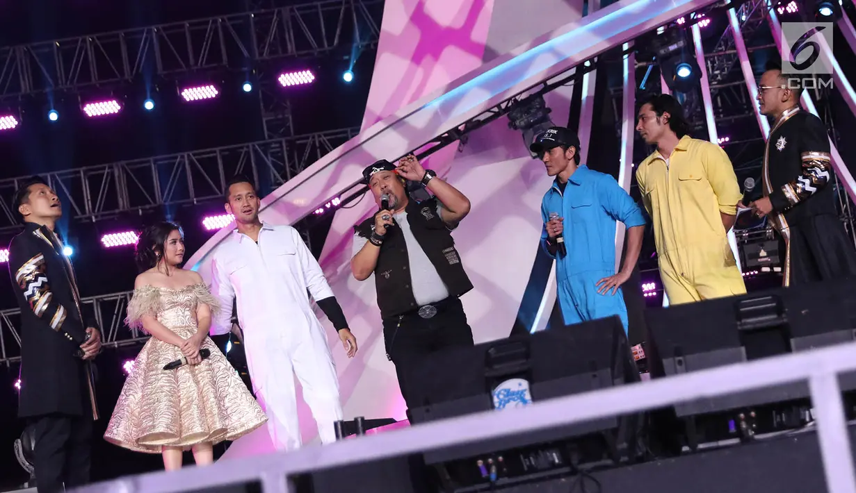 Pemain Warkop DKI, Abimana Aryasatya, Vino G. Bastian, Tora Sudiro dan Indro Warkop ikut meramaikan acara puncak perayaan HUT SCTV ke-27 di JIExpo Kemayoran, Jakarta, Kamis (24/8). (Liputan6.com/Immanuel Antonius)