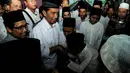 Sejumlah santri tampak berusaha menyalami Jokowi, Sabtu (03/04/14) (Liputan6.com/Herman Zakharia). 