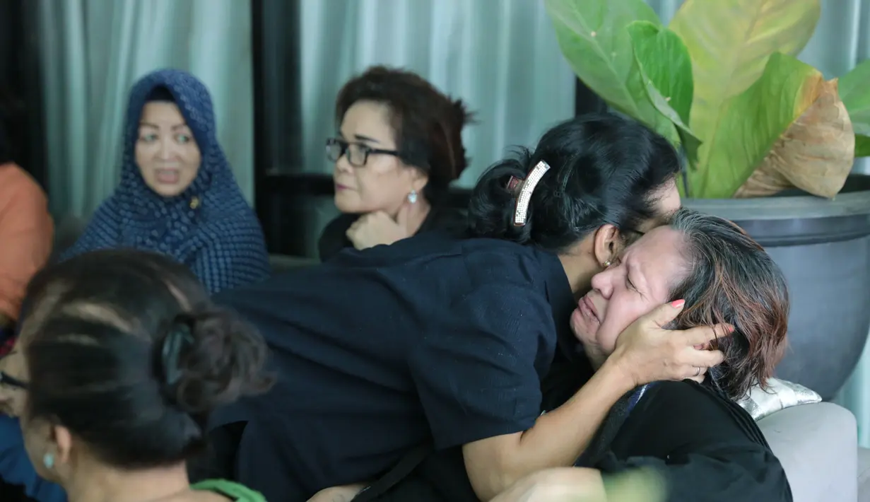 Mendiang Benny pergi untuk selamanya bukan hanya meninggalkan duka dan kenangan, namun menurut sang anak, Dino, masih ada mimpi ayahnya yang belum terwujud sampai akhirnya beliau tutup usia. (Adrian Putra/Bintang.com)