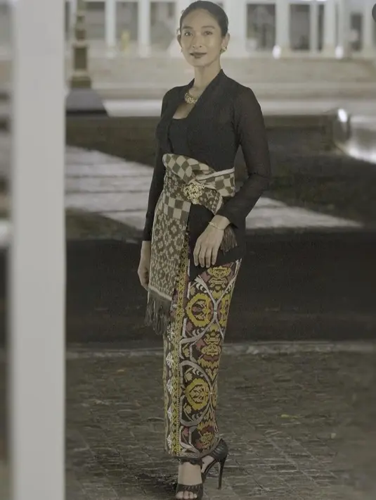 Happy Salma mengenakan kebaya hitam kutu baru polos, dipadukan obi dan kain sebagai bawahannya. [@happysalma]