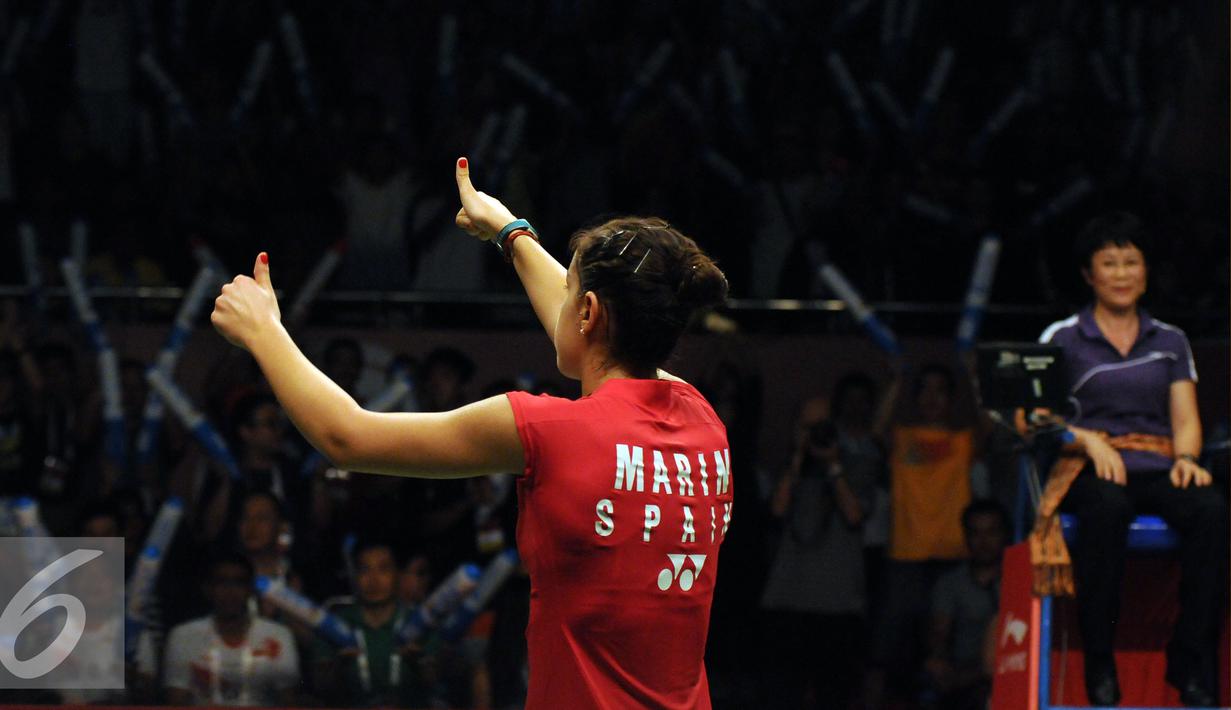 Pebulutangkis Spanyol, Carolina Marin memberi salam pada penonton usai menyelesaikan laga melawan Saina Nehwal (India) di final BWF World Championships 2015 di Jakarta, Minggu (16/8/2015). Carolina unggul 21-16. 21-19. (Liputan6.com/Helmi Fithriansyah)