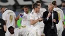 Pelatih Real Madrid, Zinedine Zidane, memberikan arahan kepada Gareth Bale, saat melawan Real Mallorca pada laga La Liga di Stadion Alfredo Di Stefano, Kamis (25/6/2020). Real Madrid menang 2-0 atas Real Mallorca. (AP/Bernat Armangue)