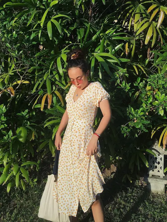 Gaya penampilan kece sering ditampilkan oleh Sonia Alyssa. Pakaian putih dengan motif titik-titik kuning ini disempurnakan dengan kacamata. Tak heran foto ini banyak like dan komentar dari netizen. Netizen terpesona dengan aura kecantikan dari Sonia Alyssa. (Liputan6.com/IG/@sonia_alyssa)