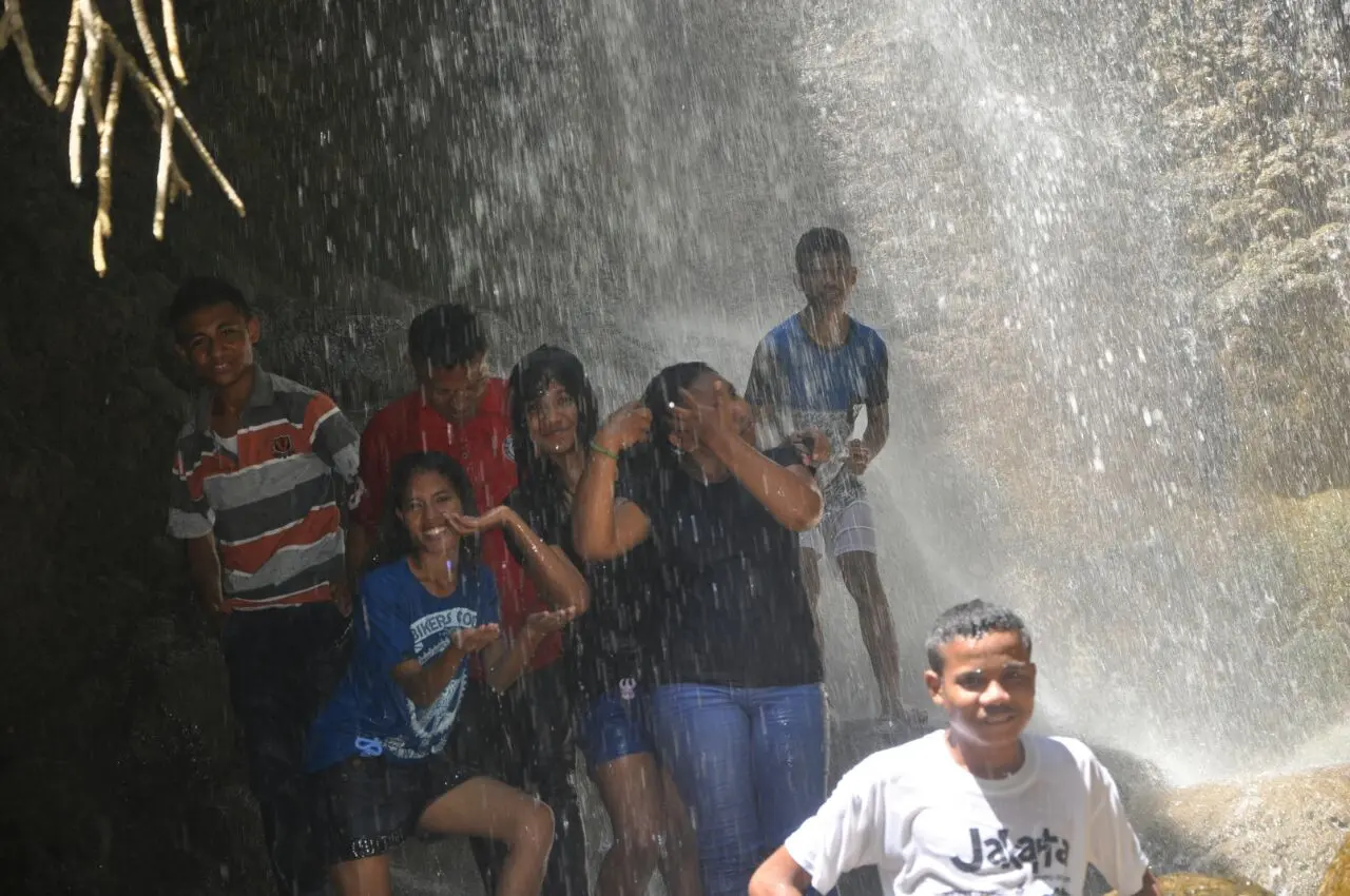 Para pengunjung Air Terjun Oenesu menikmati sejuk dan dinginnya air. Foto: (Ola Keda/Liputan6.com)