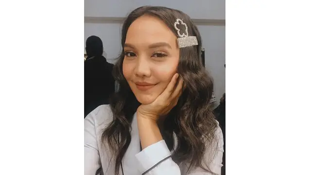 Penampilan wanita yang akrab disapa Vero ini terlihat berbeda saat di dunia nyata dan dalam film.