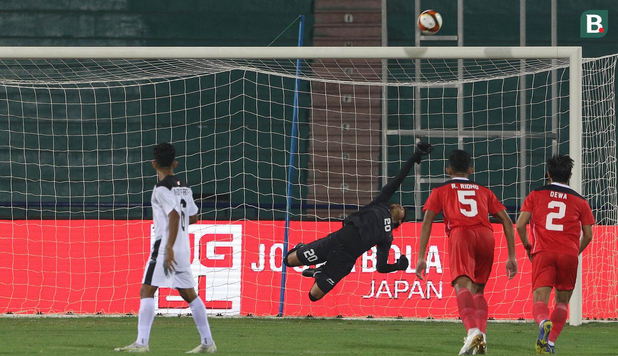 Penampilan brilian Ernando Ari pun mendapat pujian dari Shin Tae-yong. Pelatih asal negeri Ginseng tersebut menilai penampilan Ernando Ari cukup baik, meski pada akhirnya harus kebobolan satu gol dari Mouzinho pada babak kedua. (Bola.com/Ikhwan Yanuar)