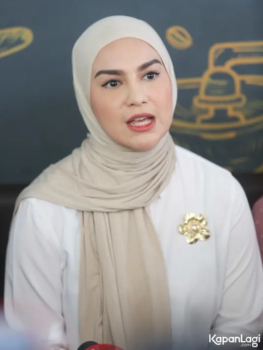 "Saya pernah bawa bang Ammar konsultasi ke guru saya, semua bentuk ikhtiar udah saya lakukan hingga akhirnya yakin betul untuk saya lakukan," lanjutnya. [Foto: KapanLagi.com®/Bayu Herdianto]