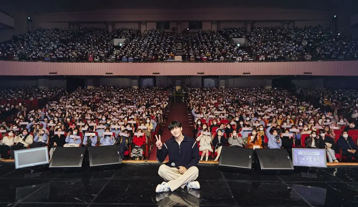 Kim Seon Ho juga sempat mengadakan fanmeeting. Ia mengungkapkan perasaan bahagianya karena masih bisa berjumpa dengan para penggemar. Dalam caption unggahan, pria yang disebut ‘anak baik’ itu menuliskan pesan menyentuh bahwa dirinya selalu menghargai semua momen yang berharga itu selamanya. (Liputan6.com/IG/@seonho__kim)