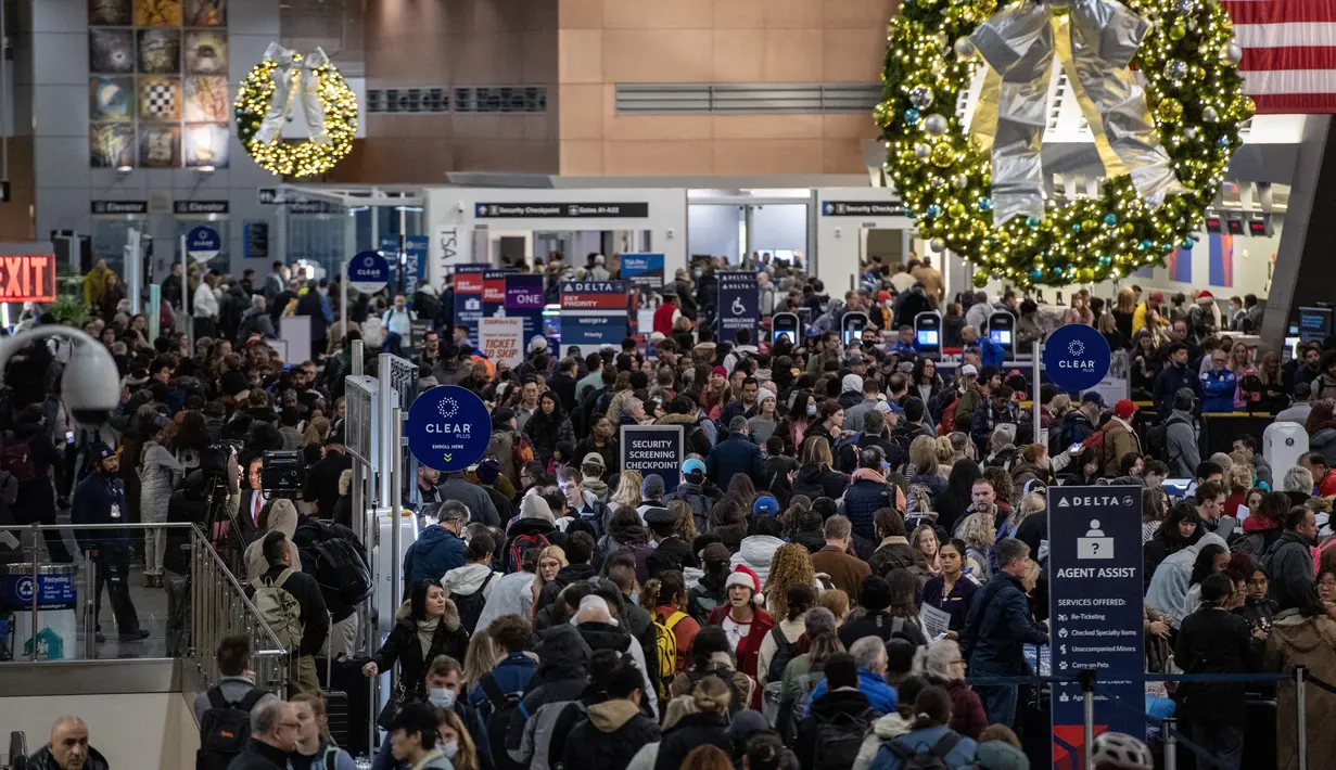 Pelancong mengantri di Terminal A Bandara Internasional Boston Logan di Boston, Massachusetts pada 21 Desember 2023. (Joseph Prezioso / AFP)