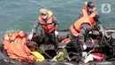 Tim SAR mengevakuasi kantong jenazah berisi puing, pakaian, dan bagian tubuh manusia pascajatuhnya pesawat Sriwijaya Air SJ 182 di perairan Kepulauan Seribu, Jakarta, Selasa (12/1/2021). Temuan tersebut akan dibawa dan dikumpulkan ke Pelabuhan JICT II. (Liputan6.com/Faizal Fanani)