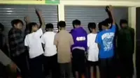 Belasan remaja tertangkap dalam razia penyakit masyarakat di Karang Anyar.