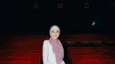 Dhini Aminarti terlihat elegan dalam balutan dress putih panjang berlengan puffy saat premiere film. Paduan hijab panjang warna pink bikin tampilannya jadi lebih feminin [@dhiniaminarti]