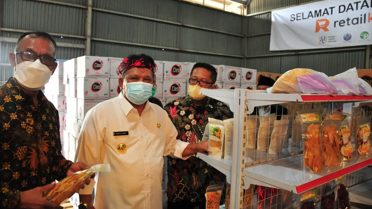 Plt Bupati Nganjuk Marhaen Djumadi mengapresiasi festival UMKM bertajuk Gudang Festival. (Dian Kurniawan/Liputan6.com)