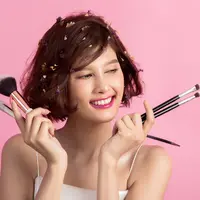 Penting untuk selalu menguji produk pada area kecil kulit. Foto: Freepik