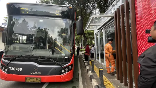 Halte Perpustakaan Nasional di Jalan Medan Merdeka Selatan, Jakarta Pusat, kini tampil dengan wajah baru usai direvitalisasi. (Liputan6.com/Winda Nelfira)