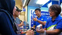 Presiden Direktur XL Dian Siswarini bersama VP XL Region Jabodetabek Bambang Parikesit mengunjungi gerai penjualan XL di Mall Ambasador Jakarta (Sumber: XL)