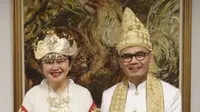 Dubes Indonesia untuk Inggris Desra Percaya dan istri mengenakan busana tradisional Lampung dengan kain tapis nuansa emas yang mewah, menyatu dengan kemegahan acara penobatan Raja Charles III. (Foto: Instagram @desrapercaya)