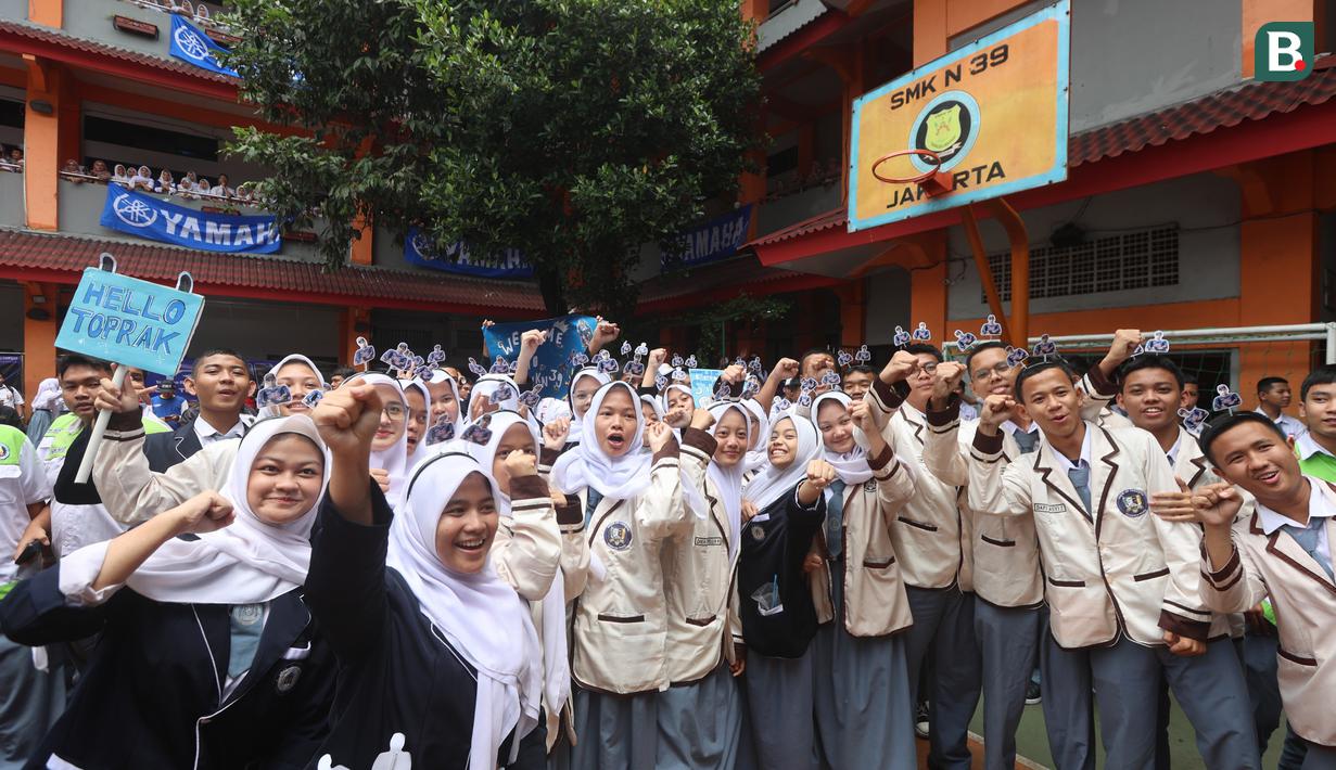 Sebelumnya, Yamaha juga telah sukses menggelar kegiatan serupa dengan membawa Fabio Quartararo dan Alex Rins ke SMA Negeri 2 Mataram. Program ini terbukti memberikan kesan positif serta menjadi dorongan semangat bagi para siswa dalam mengejar cita-cita mereka. (Bola.com/M Iqbal Ichsan)