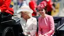 Kate Middleton dan ibu tiri Pangeran William, Camilla Parker Bowles meninggalkan Istana Buckingham saat parade Trooping the Color di London, Sabtu (17/6). Kate mengenakan gaun rancangan Sarah Burton berwarna baby pink.  (AP Photo/Kirsty Wigglesworth)