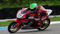 Pebalap Astra Honda Racing Team (AHRT), Gerry Salim memenangi balapan pertama ARRC 2017 kelas AP 250 di Sirkuit Johor, Malaysia, Sabtu (1/4/2017). (Astra Honda Racing Team)