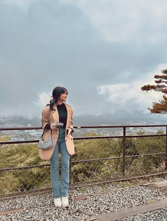 Ia memadukan blazer warna coklat dengan turtleneck hitam dan skinny jeans.   [Foto: IG/fuji_an].