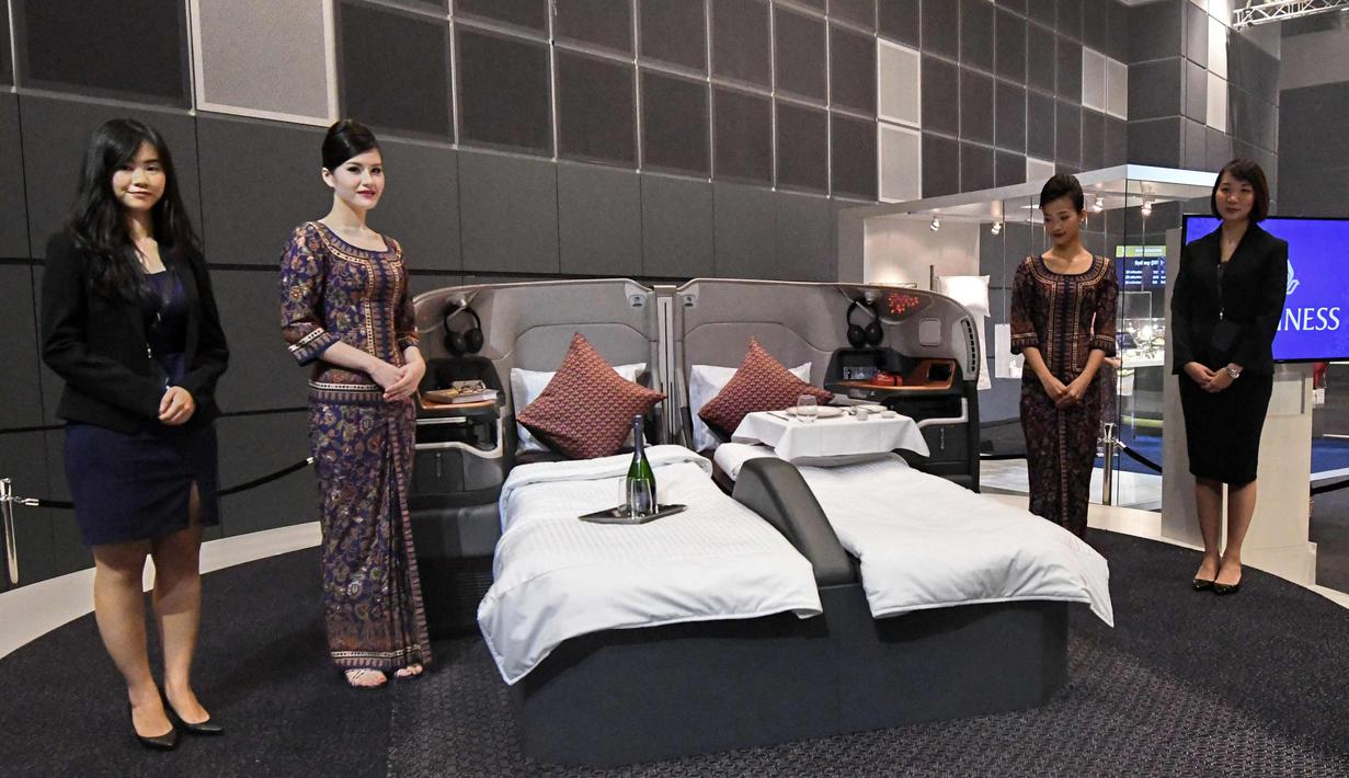 Pramugari berdiri di kabin business class milik maskapai Singapore Airlines saat peluncuran kabin terbaru di Singapura, Kamis (2/11). Pesawat A-380 berkapasitas 471 penumpang dengan enam suite first class. (AFP Photo/Roslan Rahman)