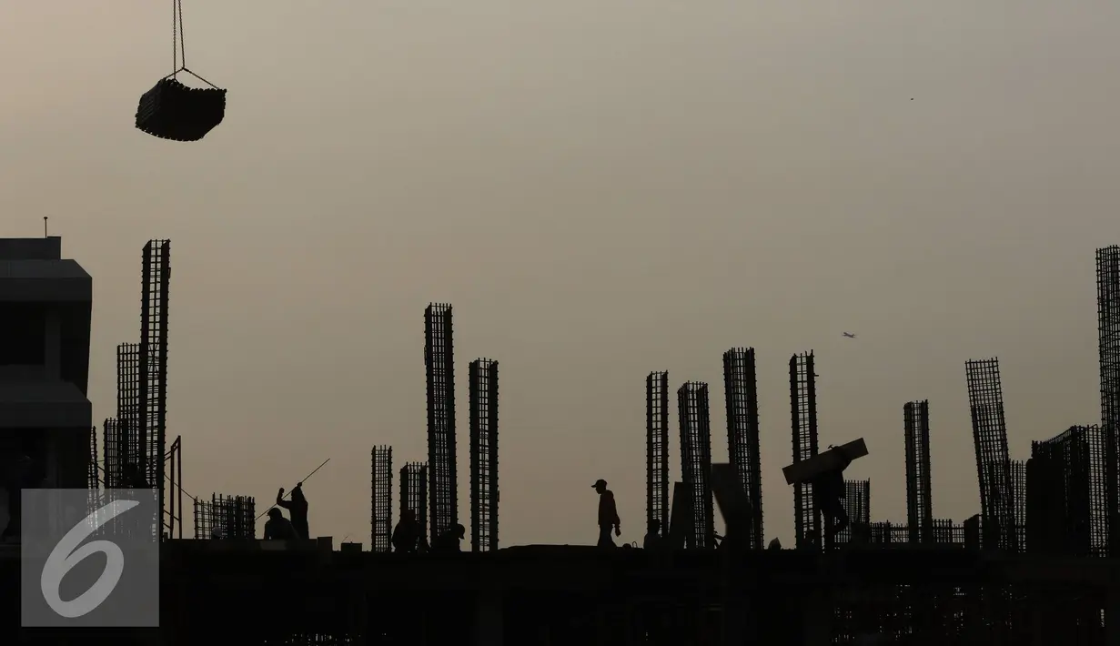 Siluet tiang konstruksi pembangunan gedung bertingkat terlihat di Jakarta Pusat, Senin (19/10/2015). Bank Indonesia memproyeksikan pertumbuhan ekonomi Indonesia pada kuartal III 2015 sebesar 4,85 persen. (Liputan6.com/Immanuel Antonius)