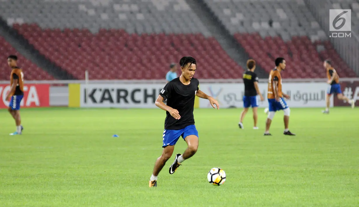 Sejumlah pemain Tampines Rovers melakukan latihan resmi jelang laga grup H Piala AFC 2018 melawan Persija di Stadion GBK Jakarta, Selasa (27/2). Persija akan menjamu Tampines Rovers, Rabu (28/2). (Liputan6.com/Helmi Fithriansyah)
