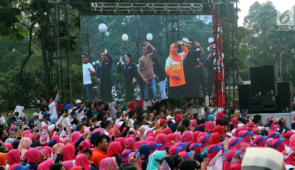 Presiden Joko Widodo (Jokowi) ditemani Menteri Kesehatan Nila F Moeloek ikut melakukan senam bersama di depan Kantor Wali Kota Tangerang, Minggu (4/11). Kegiatan tersebut dalam rangka perayaan Hari Kesehatan Nasional ke-54. (Liputan6.com/Johan Tallo)