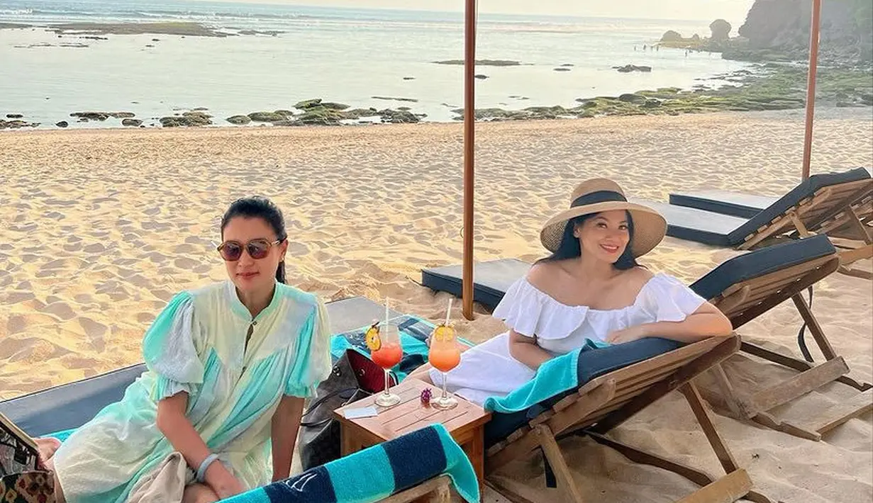Marcella Zalianty dan Titi Kamal memilih liburan ke Bali di momen akhir tahun. Keduanya tampil mengenakan dress saat berada di pantai. [@marcella.zalianty]
