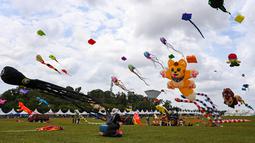 Layang-layang diterbangkan selama Festival Layang-Layang Dunia Pasir Gudang ke-25 di Bukit Layang-Layang di negara bagian Johor, Malaysia, pada 24 Februari 2023. Festival ini dilanjutkan kembali setelah 3 tahun terhenti karena pandemi Covid-19. (AFP/Roslan Rahman)