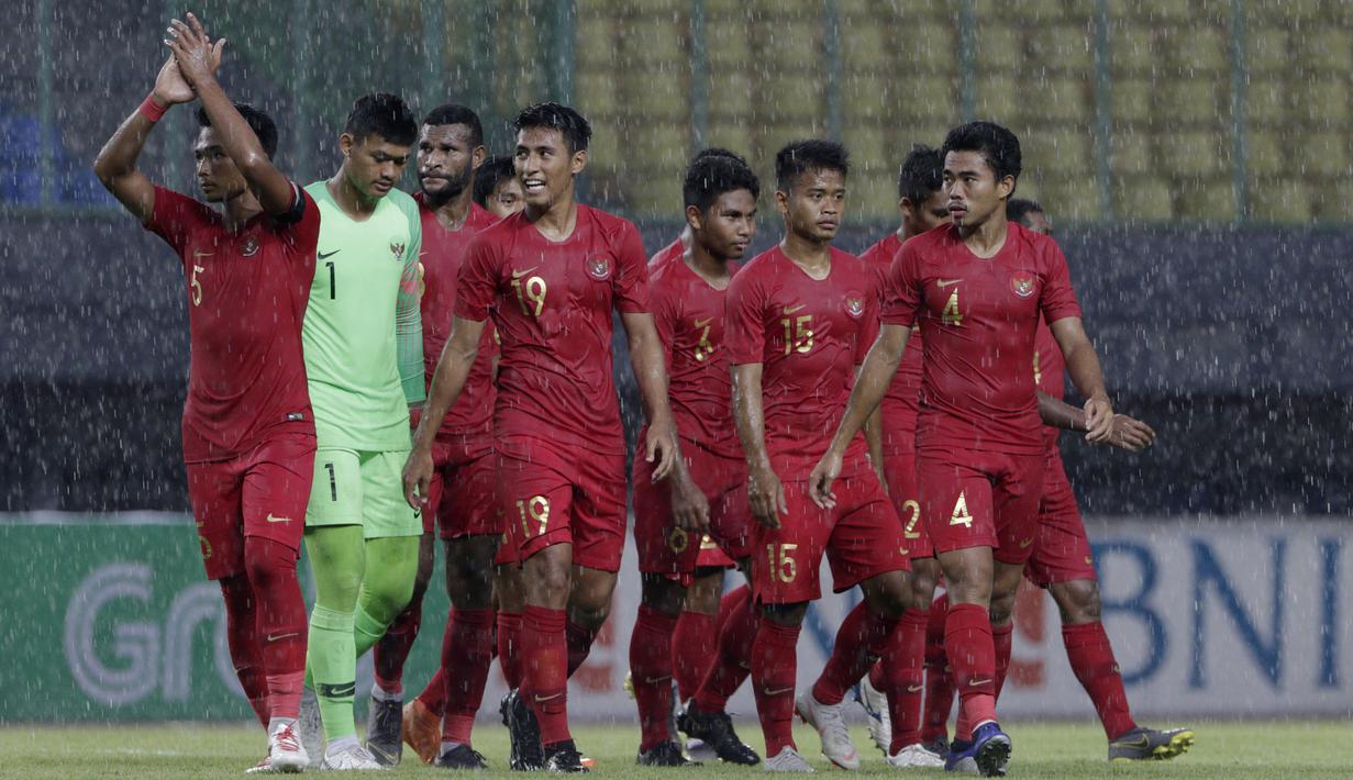 Para pemain Timnas Indonesia U-22 menyapa suporter usai melawan hayangkara FC pada laga uji coba di Stadion Patriot, Bekasi, Rabu (6/2). Keduanya bermain imbang 2-2. (Bola.com/Yoppy Renato)