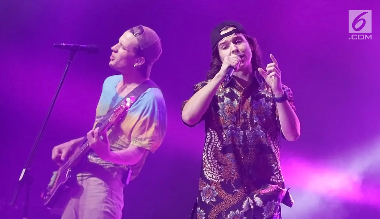 Aksi panggung vokalis Lukas Graham, Lukas Forchhammer saat konser bertajuk Lukas Graham The Purple Asian Tour-Live in Jakarta 2019 di Jakarta (1/10/2019). Pada bagian akhir konser, Lukas mengucapkan terima kasih atas baju batik yang diterimanya dari promotor. (Fimela.com/Bambang E. Ros)