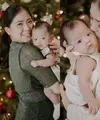 Lihat di sini beberapa potret gaya Jessica Tanoesoedibjo merayakan Natal pertama bersama sang buah hati.