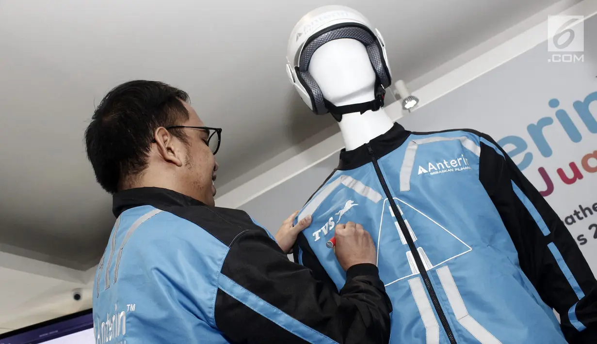 CEO Anterin.id Imron Hamzah menunjukkan jaket dan helm driver Anterin.id selama peluncuran di Jakarta, Kamis (16/8). Anterin.id merupakan aplikasi lokal untuk transportasi dan pengiriman barang dengan tarif bisa dinego. (Merdeka.com/Iqbal Nugroho)