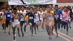 Sejumlah peserta berlari meninggalkan garis start menggunakan sepatu heels saat mengikuti "Tour De Takong" di Marikina, Manila, Filipina, 26 November 2016. Balap lari stiletto itu merupakan bagian dari festival sepatu tahunan. (REUTERS/Ezra Acayan)