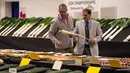 Juri menilai umbi-umbian yang diikutsertakan dalam kompetisi sayur di Great Yorkshire Showground, Harrogate, Inggris, Jumat (16/9). Kompetisi ini menjadi ajang unjuk kebolehan dalam dunia pertanian di Inggris. (AFP PHOTO/Oli Scarff) 