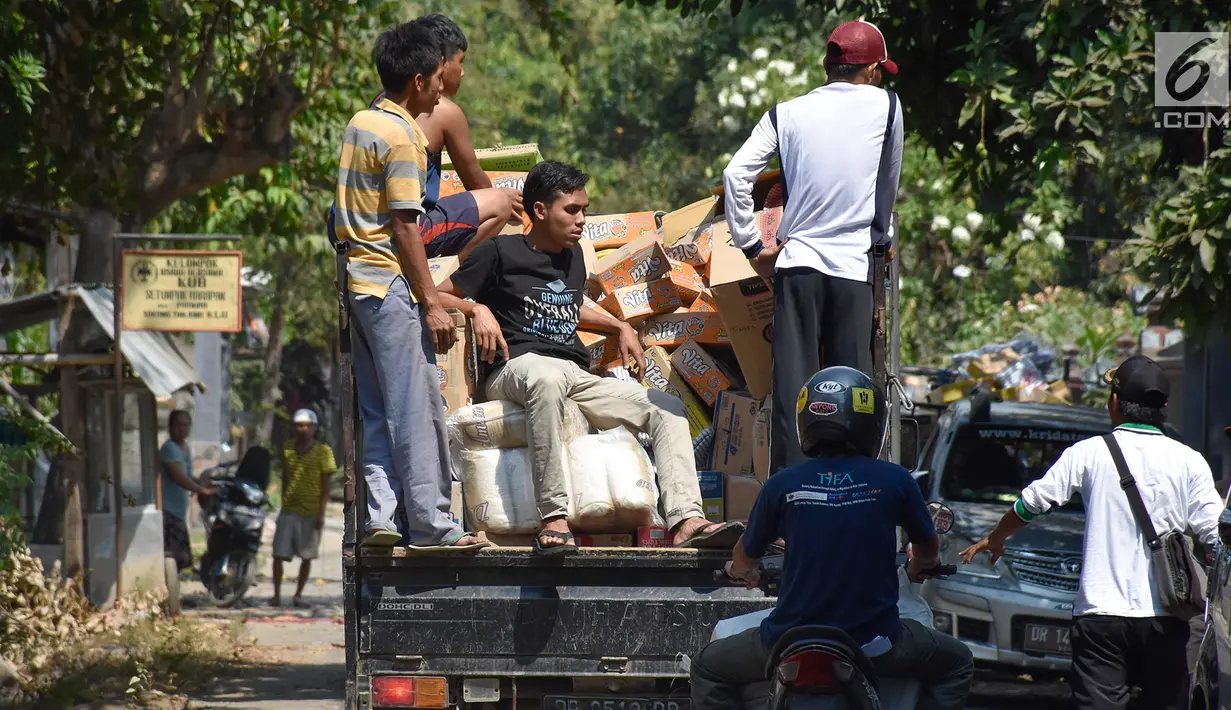 Warga mendistribusikan bantuan berupa paket sembako, obat-obatan, perlengkapan bayi, biskuit hingga air kemasan untuk korban gempa di wilayah Lombok Utara, NTB (21/8). (Liputan6.com/HO/Iwan)