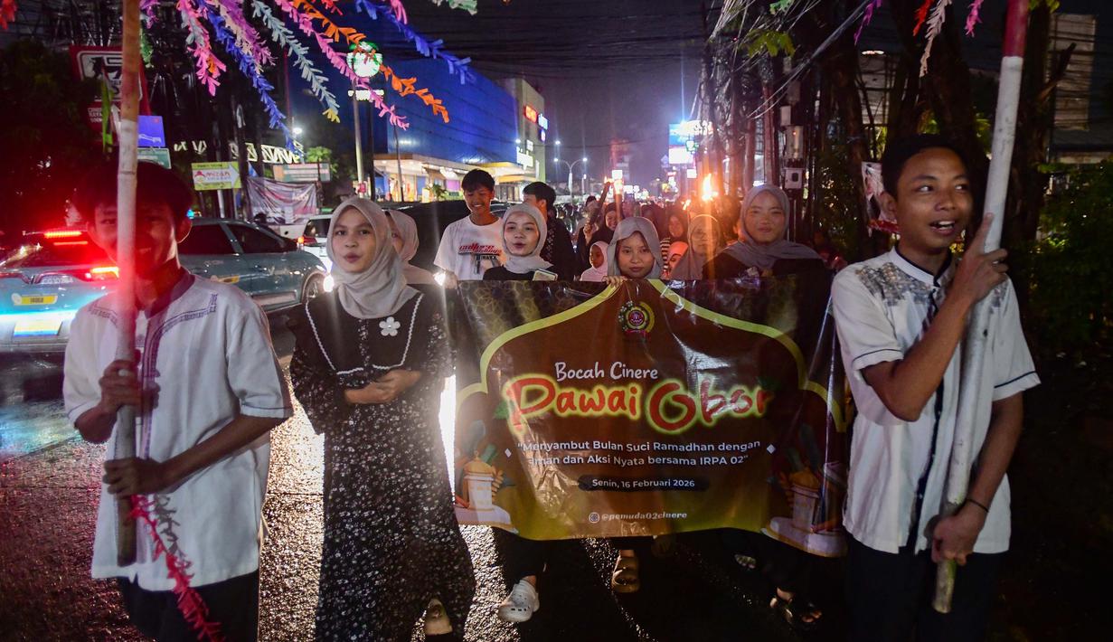 Dalam rangka menyambut datangnya bulan suci Ramadan 1447 Hijriah Musala Nurul Iman di kawasan Cinere,  Depok, Jawa Barat menggelar pawai obor. Tampak dalam foto, anak-anak saat mengikuti pawai obor di kawasan Cinere,  Depok, Senin (16/2/2026). (merdeka.com/Arie Basuki)
