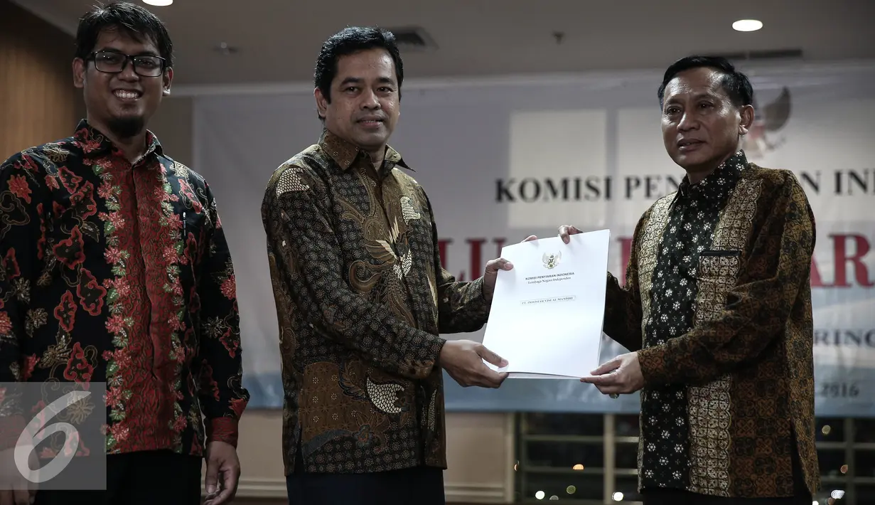 Direktur Utama Indosiar, Drs. Imam Sudjarwo (kanan) menerima berita acara saat penutupan Evalusi Dengar Pendapat (EDP) di kantor KPID, Jakarta, Selasa (17/5/2016). (Liputan6.com/Faizal Fanani)