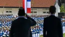 Dalam kunjungan kenegaraannya, Presiden Prancis Emmanuel Macron bersama Presiden Indonesia Prabowo Subianto meninjau Akademi Militer (Akmil) di Magelang, Jawa Tengah, Kamis (29/5/2025). (JEANNE ACCORSINI/POOL/AFP)